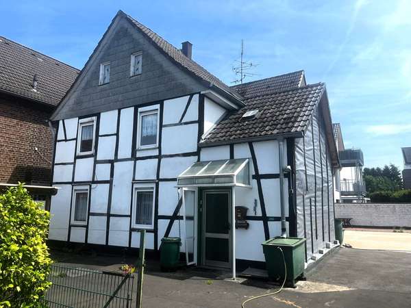 Sanierungsbedürftiges 2-Parteien-Fachwerkhaus