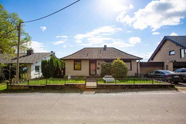 Freistehendes Einfamilienhaus mit großem Garten und Weitsicht