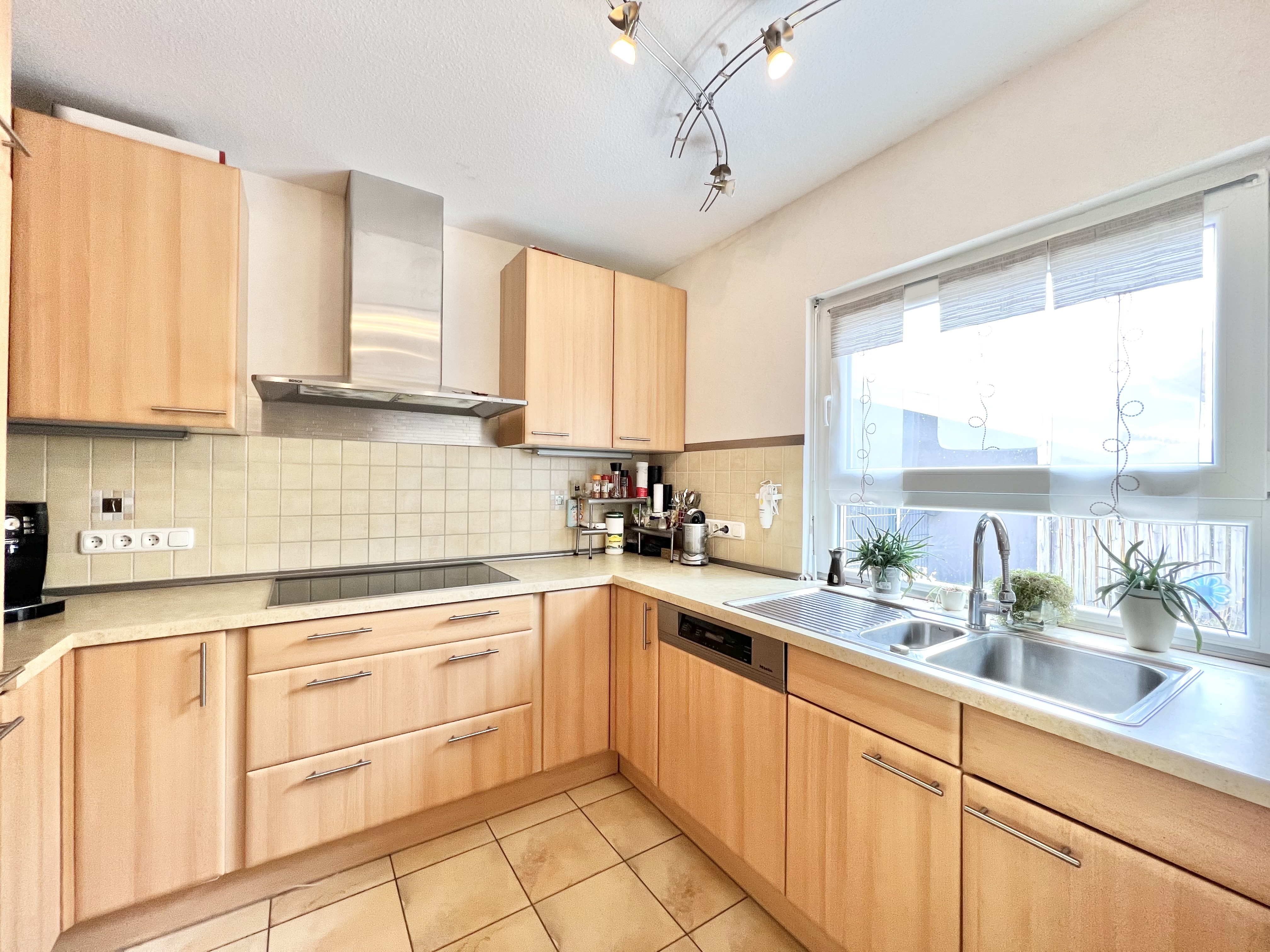 AM RANDE DER FELDER - Barrierefreies Traumhaus am Feldrand mit eigenem Koi-Teich!