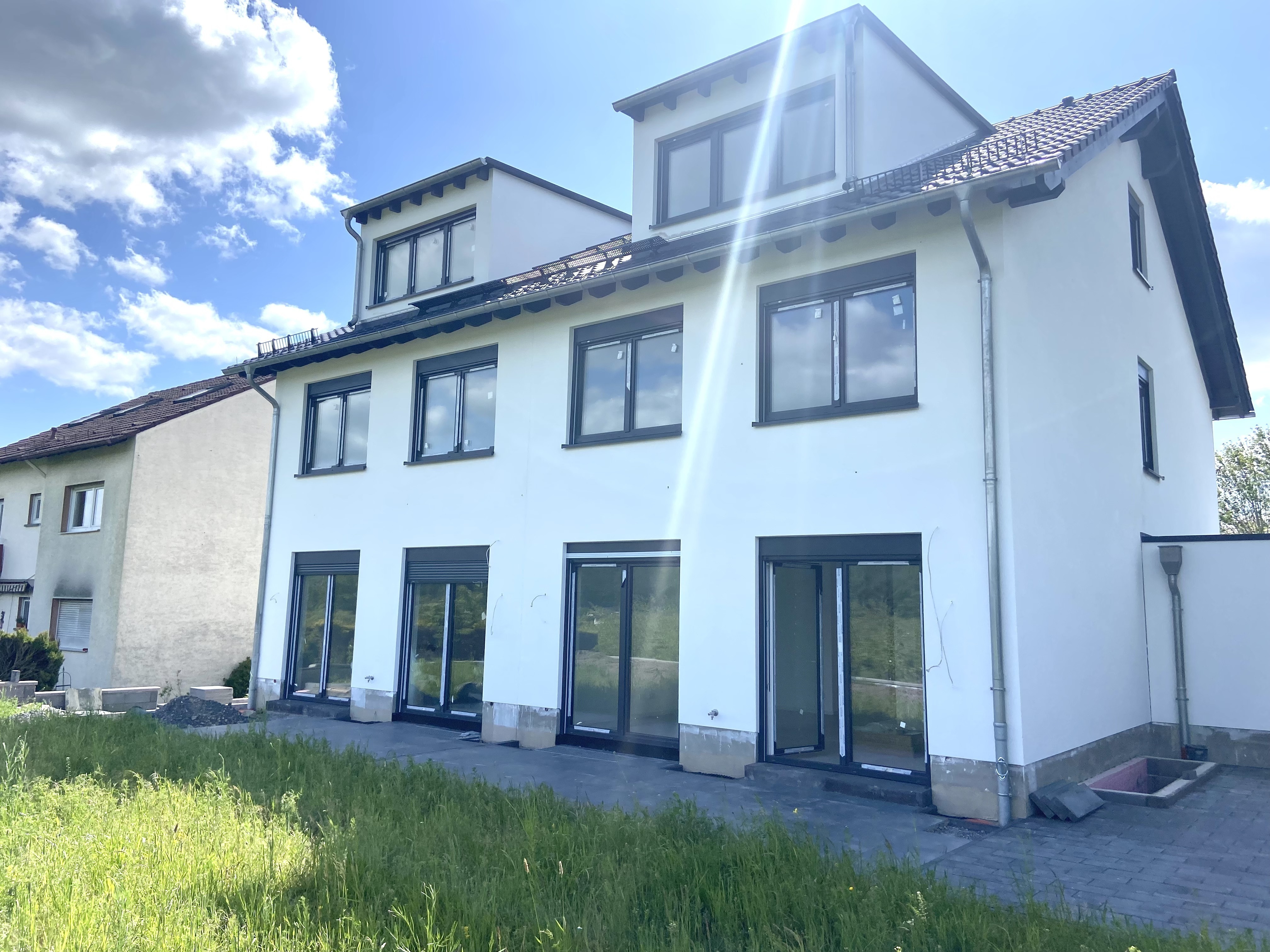 NEUBAU AM FELDRAND 🏡 A+ Doppelhaushälfte in Wiesbaden-Auringen!