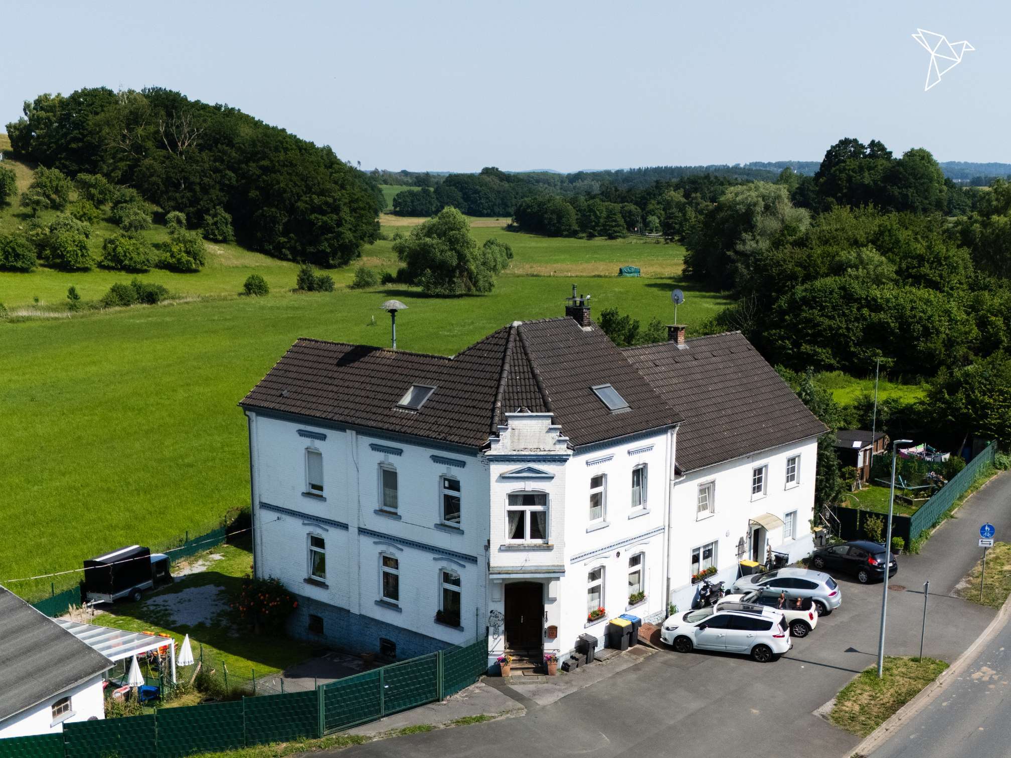 IDYLLISCHES LANDANWESEN MIT HISTORISCHEM FLAIR 🏡 Viel Platz, Scheune & Mieteinnahmen in Hennen!