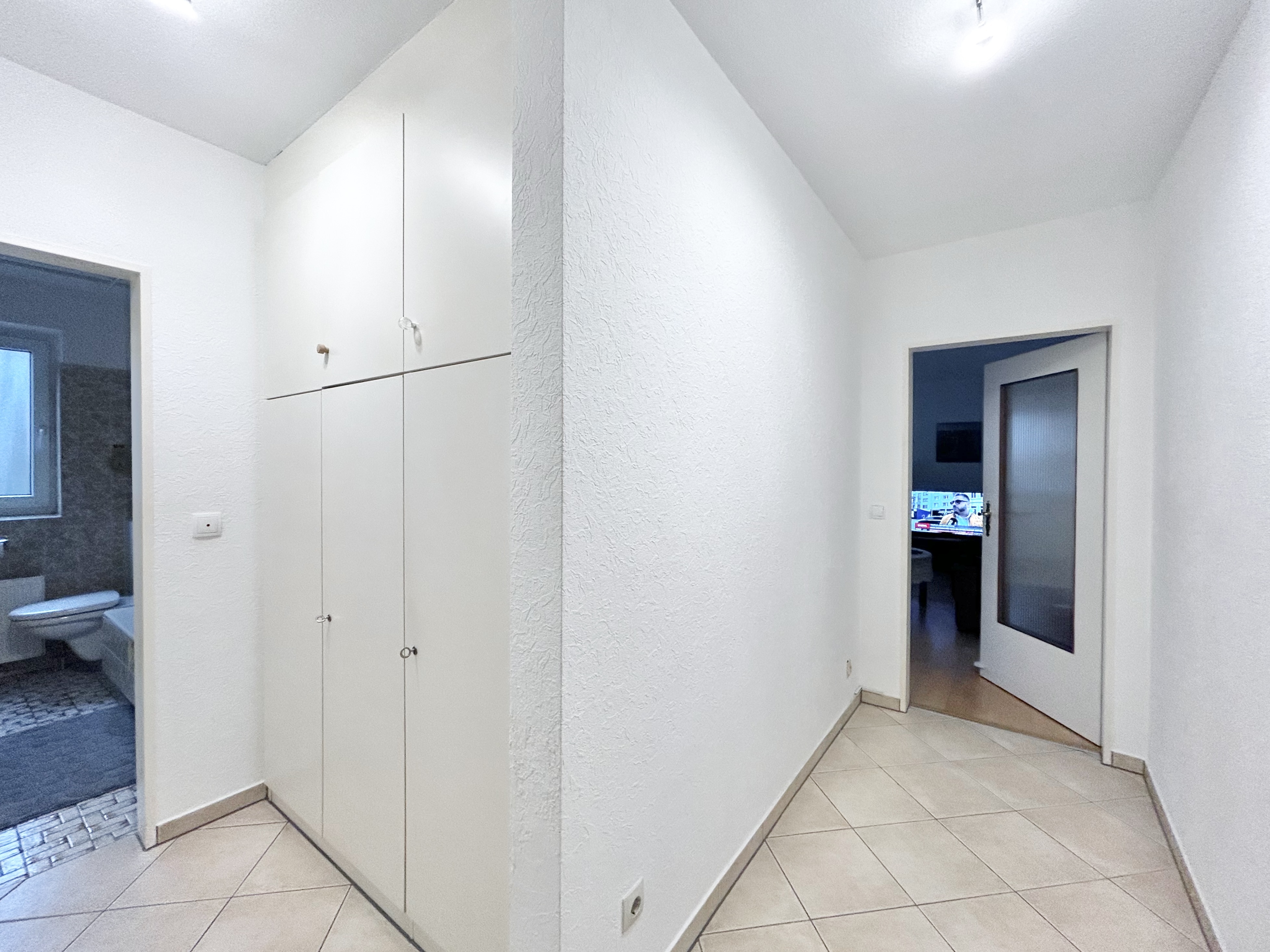 ZENTRALE LAGE - Modernisierte 1,5-Zimmer-Wohnung in Neu-Isenburg!