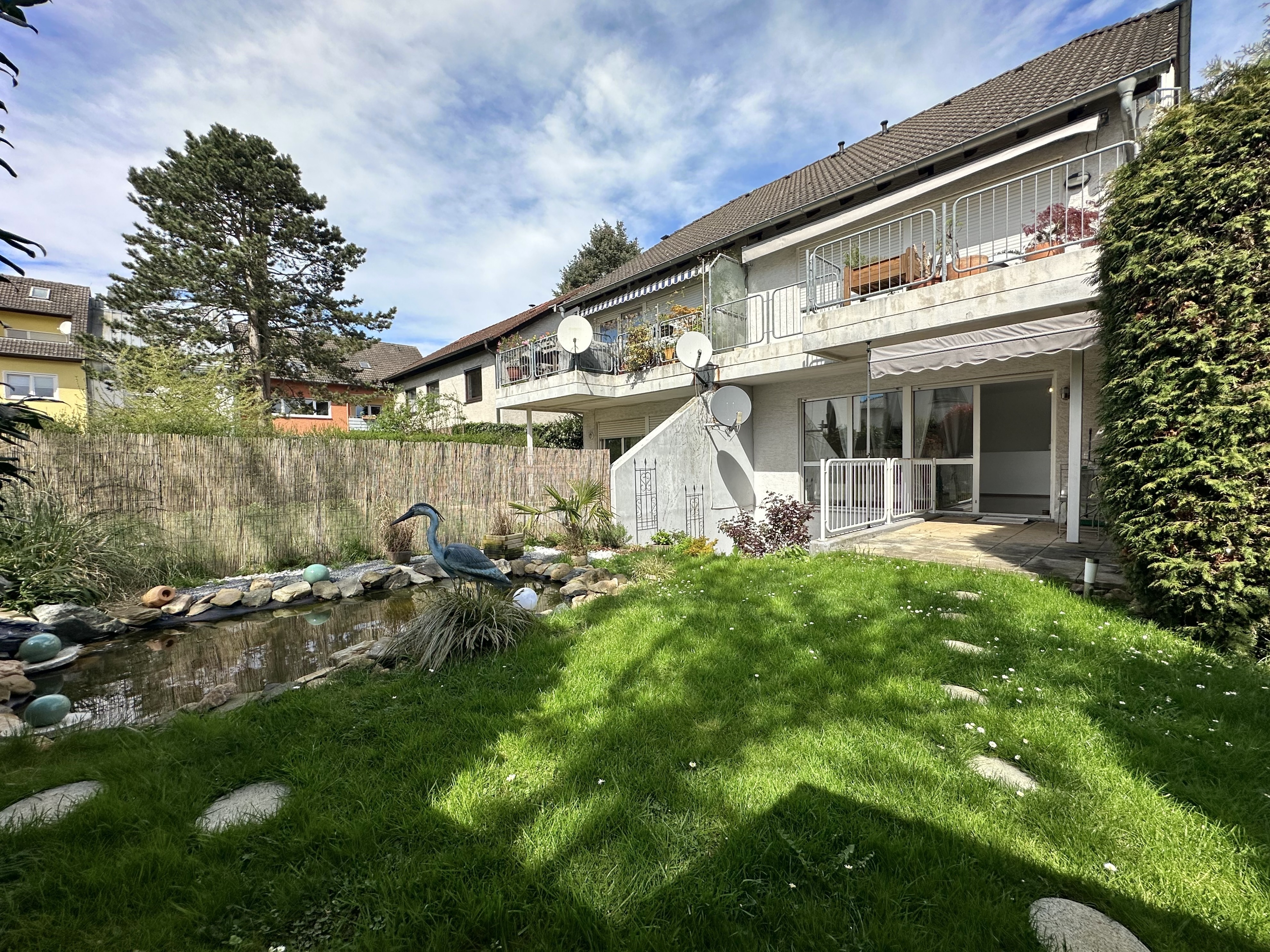 SOMMERABEND IM GARTEN 🌅 Moderne 2-Zimmer-Maisonette mit Garten und eigenem Goldfisch-Teich!