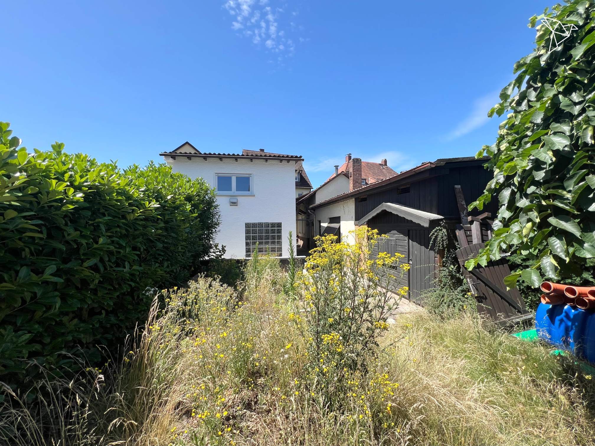 DREI ETAGEN VOLLER MÖGLICHKEITEN 🏡 Großzügiges Mehrfamilienhaus mit Garten & 3 Garagen!