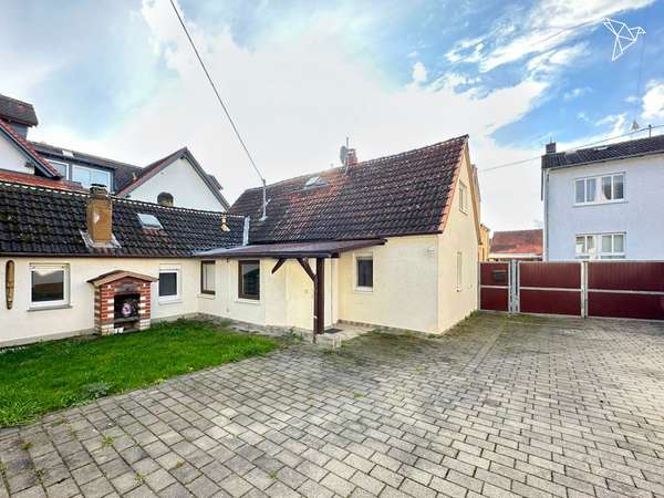 ATTRAKTIVE PROJEKTCHANCE 🏡 Freistehendes Einfamilienhaus mit Scheune & großem Potenzial!