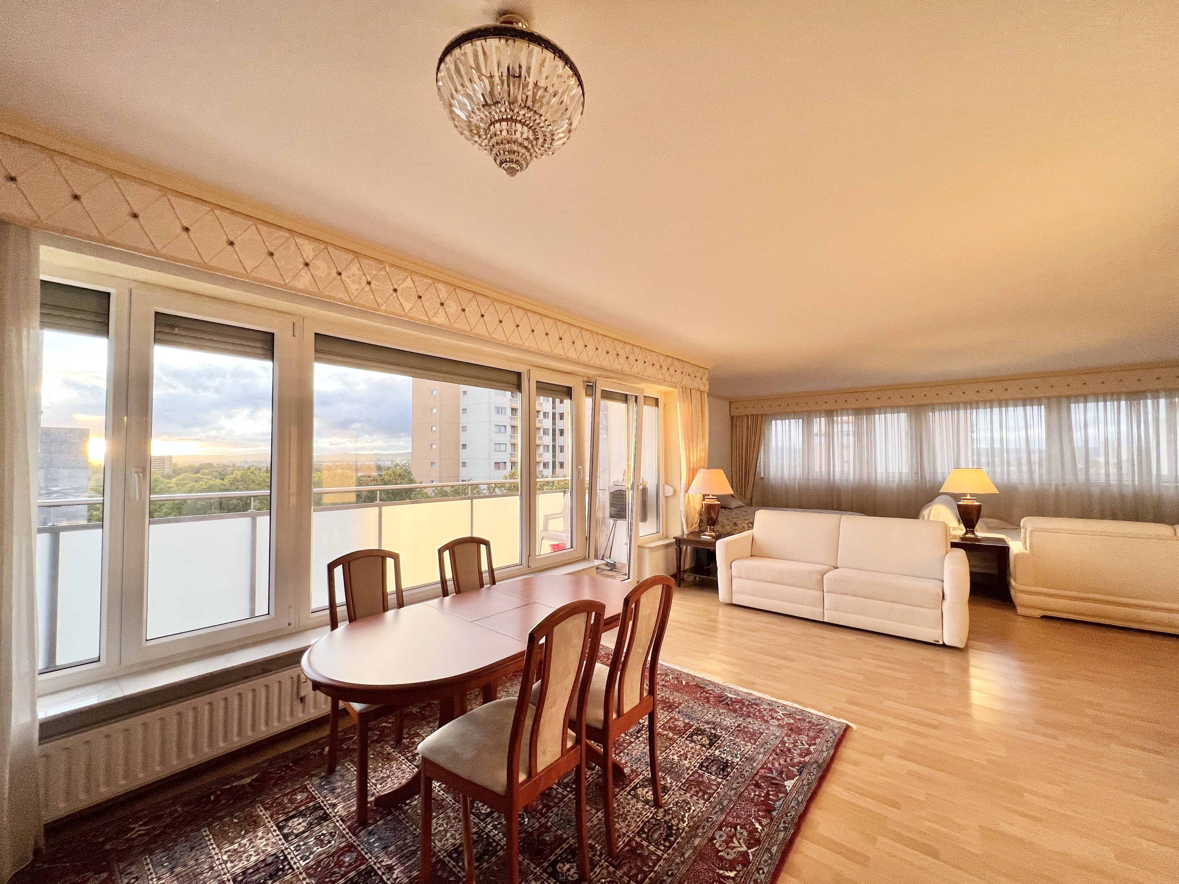 SKYLINEBLICK 🌇 Großzügige Penthouse-Wohnung in Frankfurt-Eckenheim!