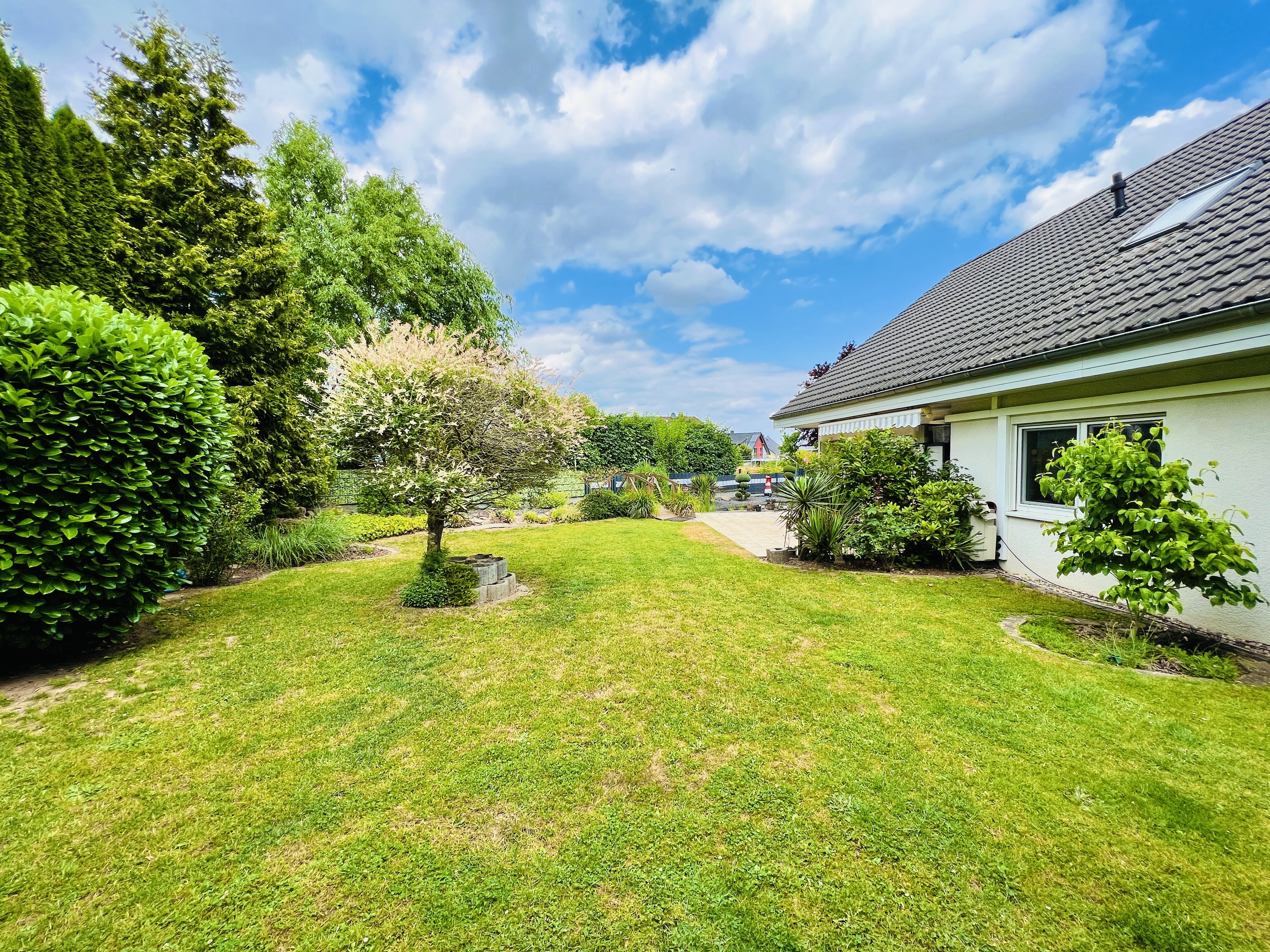 AM RANDE DER FELDER - Barrierefreies Traumhaus am Feldrand mit eigenem Koi-Teich!