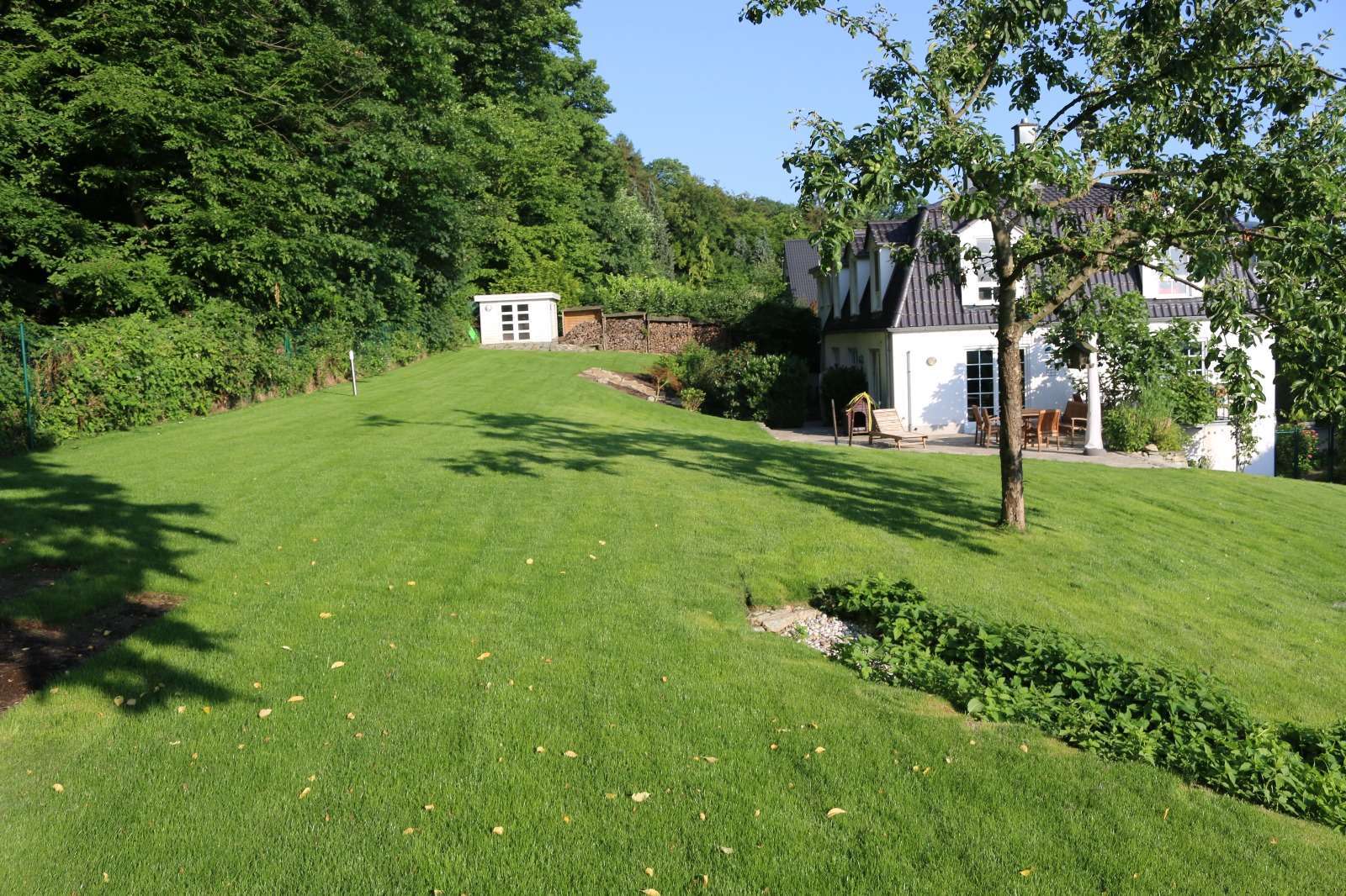 WOHNEN AUF HÖCHSTEM NIVEAU 🌟 Traumvilla mit Skyline-Blick & riesigem Garten!