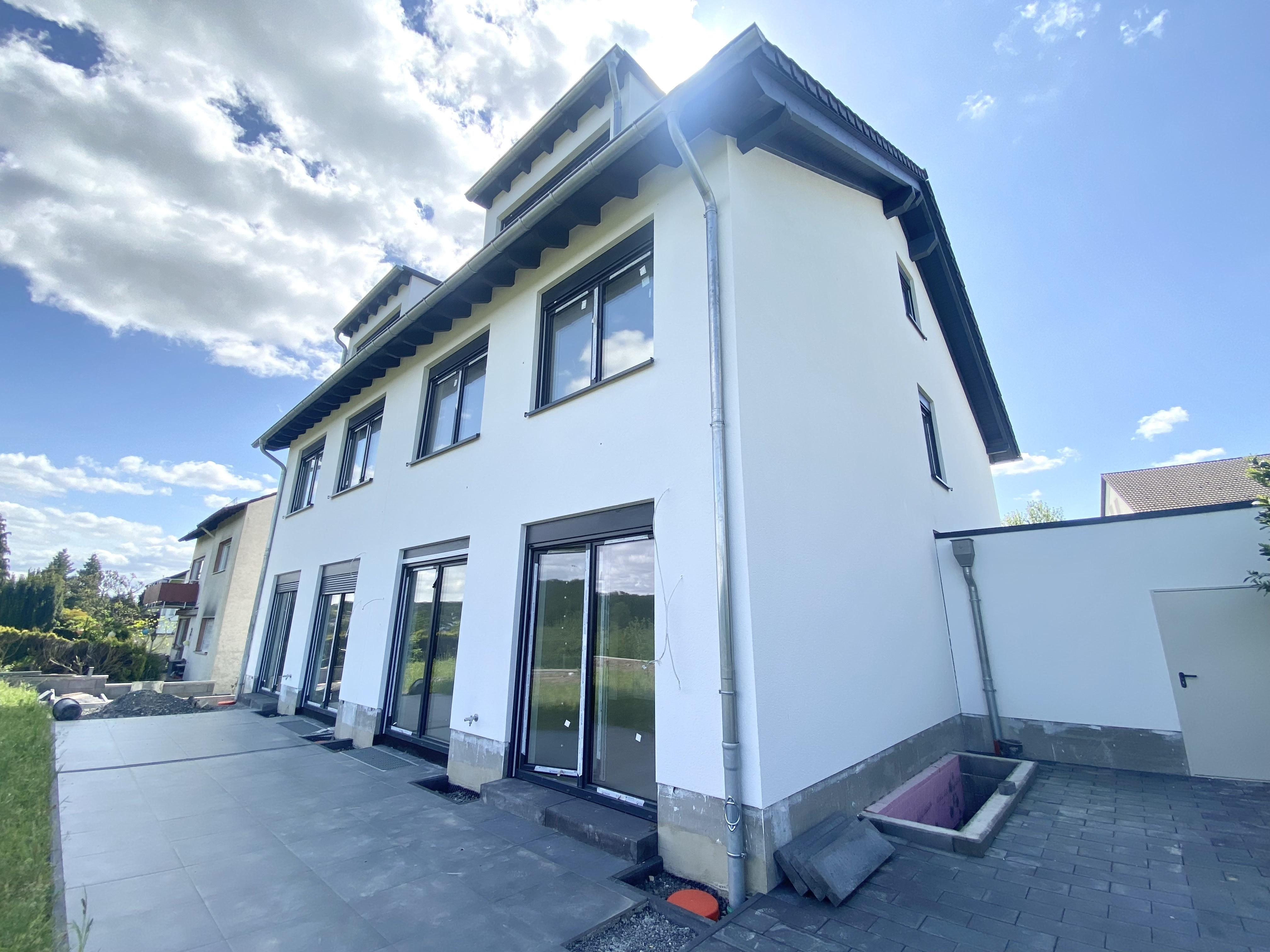 NEUBAU AM FELDRAND 🏡 A+ Doppelhaushälfte in Wiesbaden-Auringen!