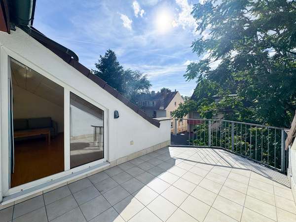 SONNIGE DACHTERRASSE IN FRANKFURT