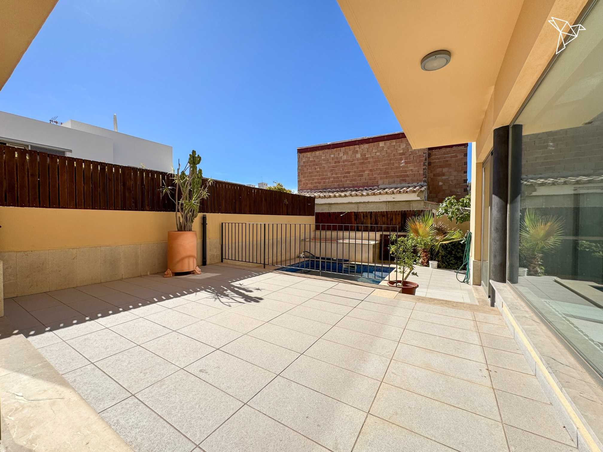 SONNIGE MOMENTE 🌄 Modernes Stadthaus mit Meerblick und Pool in Genova Mallorca!