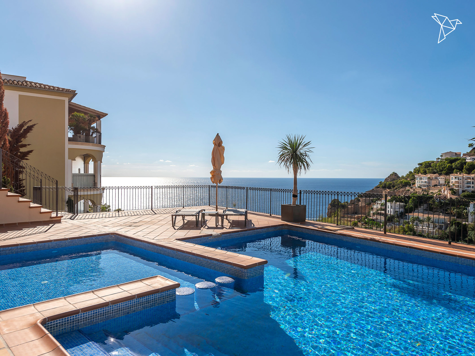 TRAUMHAFTER AUSBLICK 🌊 Modernes Apartment mit Privatgarten und Pool in Port Andratx Mallorca!