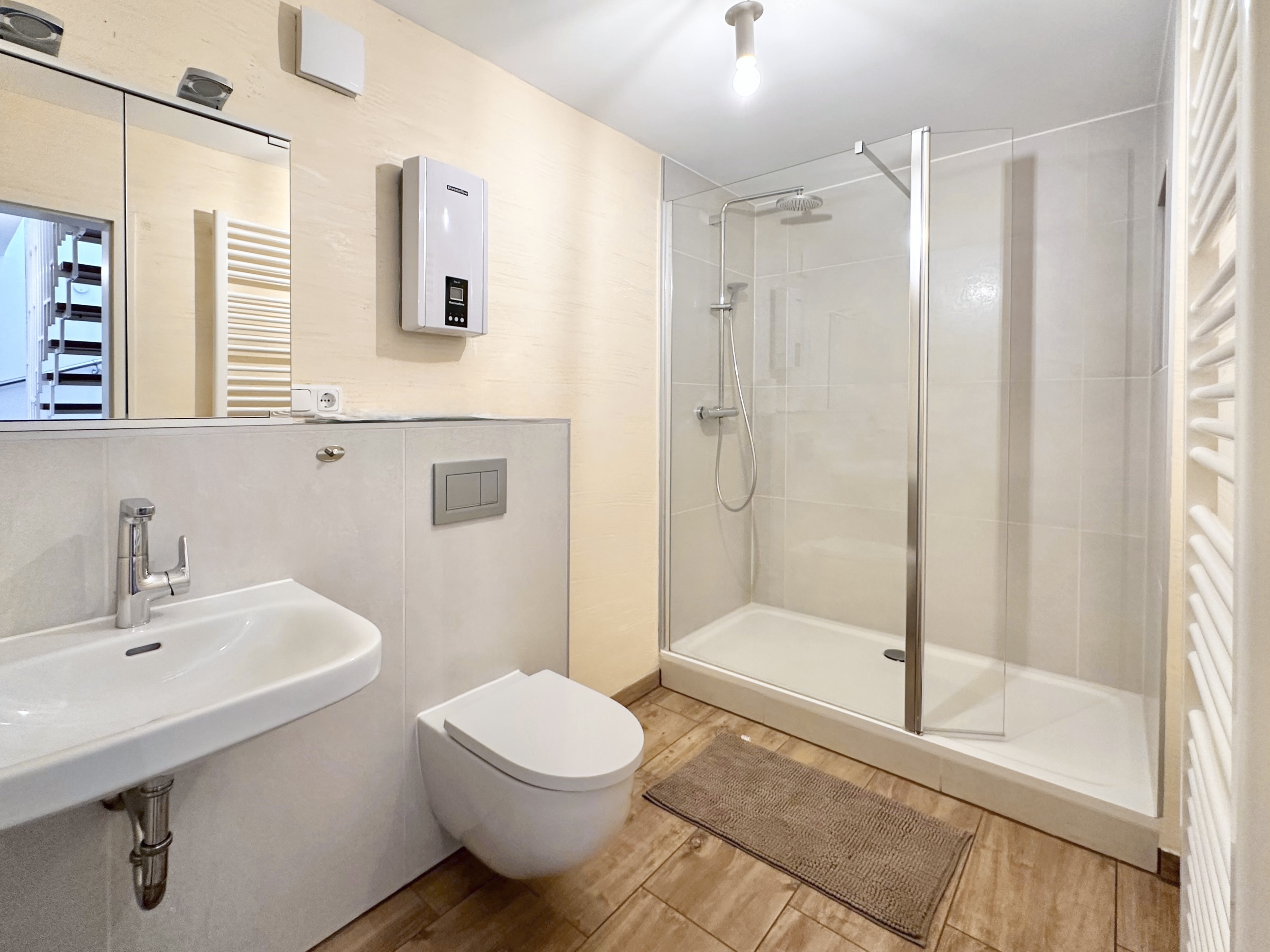 SOMMERABEND IM GARTEN 🌅 Moderne 2-Zimmer-Maisonette mit Garten und eigenem Goldfisch-Teich!