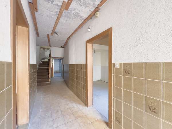 Chancenreiche 4-Zimmer-Etagenwohnung mit Terrasse und Raum für neue Ideen in Zell