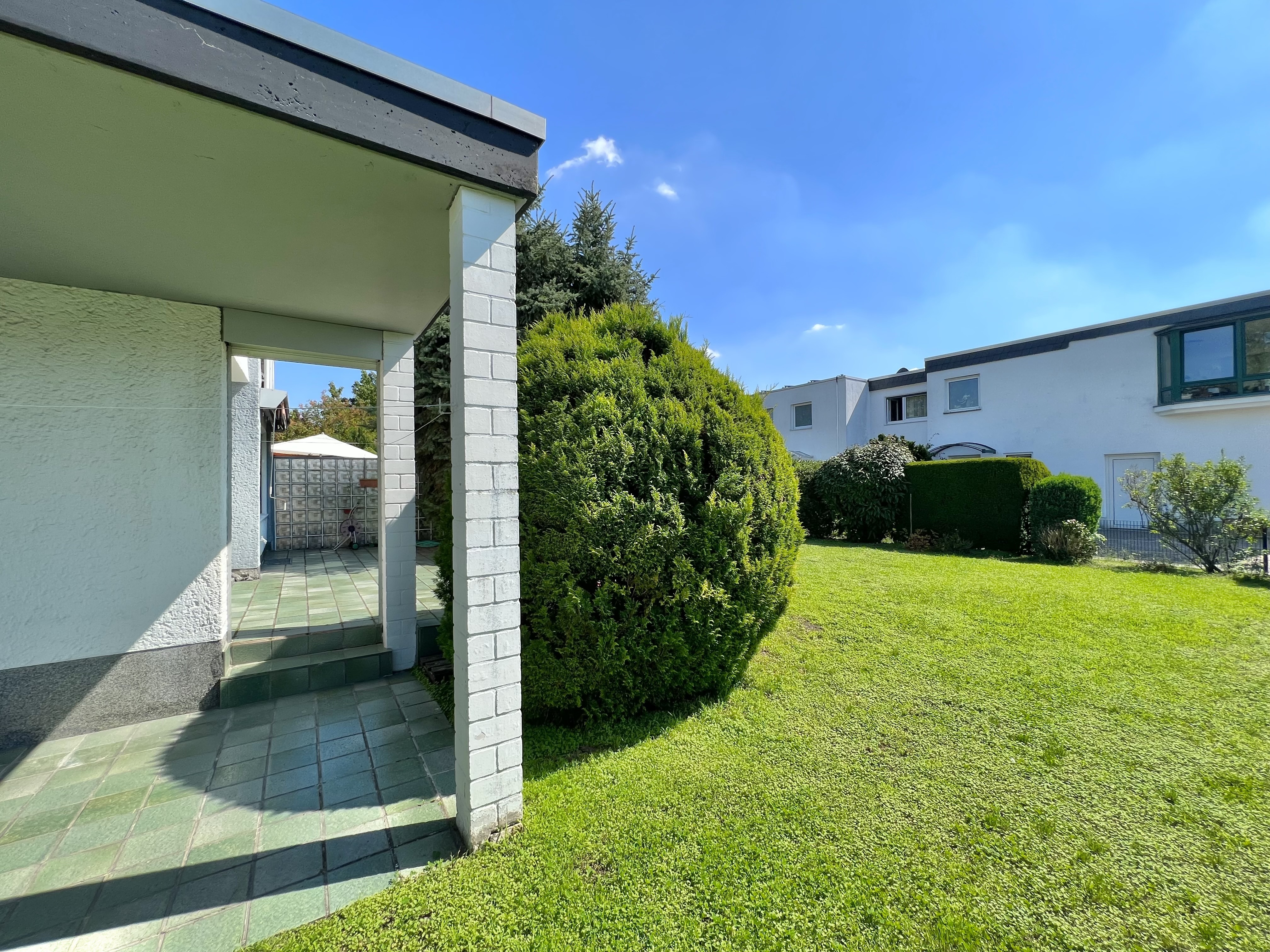 🍁 DER HERBST ERWACHT 🍁  Familienfreundliches Reihenendhaus auf großem Grundstück in Langen!