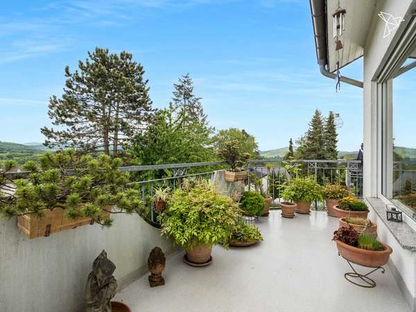 KAPITALANLAGE ODER TRAUMZUHAUSE 💼🏡 Helle 4-Zimmer-Wohnung mit 136 m² & 2 Balkonen in Eppstein!