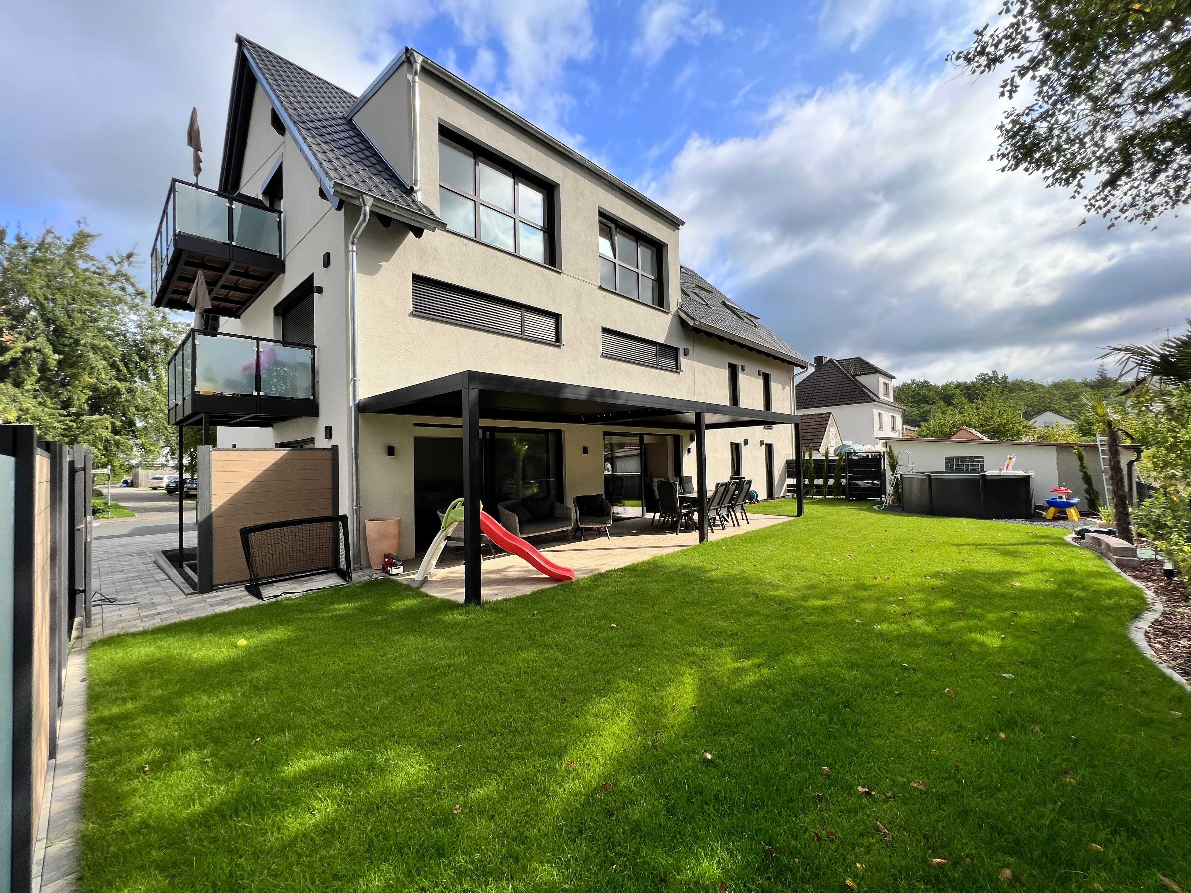 KfW55 - Sanierte Erdgeschosswohnung mit Smart-Home-System und großem Garten!