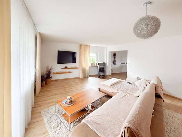 Modernisiertes Zweifamilienhaus mit großzügigem Grundstück und vielseitiger Nutzung in Grünberg!