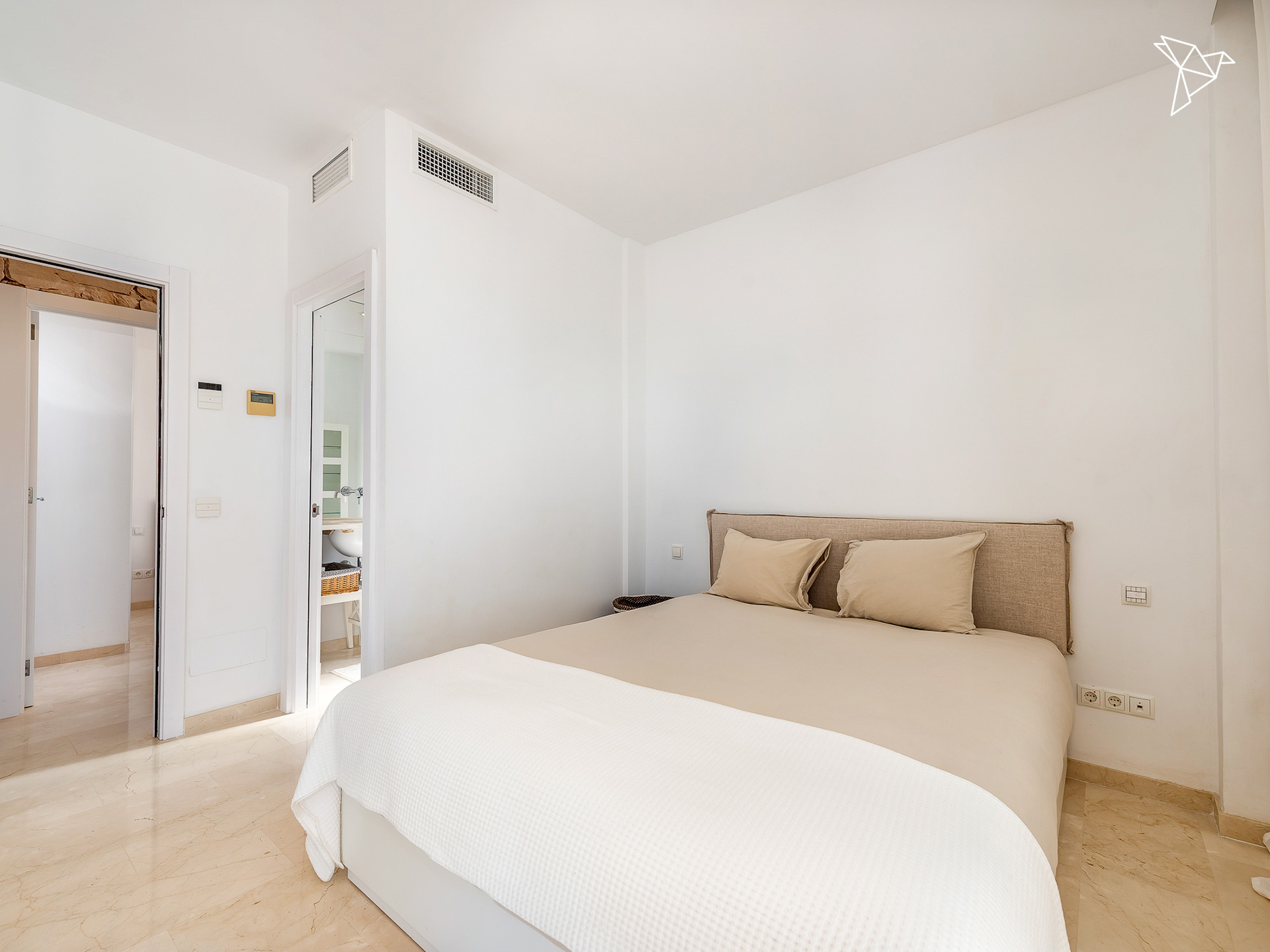 TRAUMHAFTER AUSBLICK 🌊 Modernes Apartment mit Privatgarten und Pool in Port Andratx Mallorca!