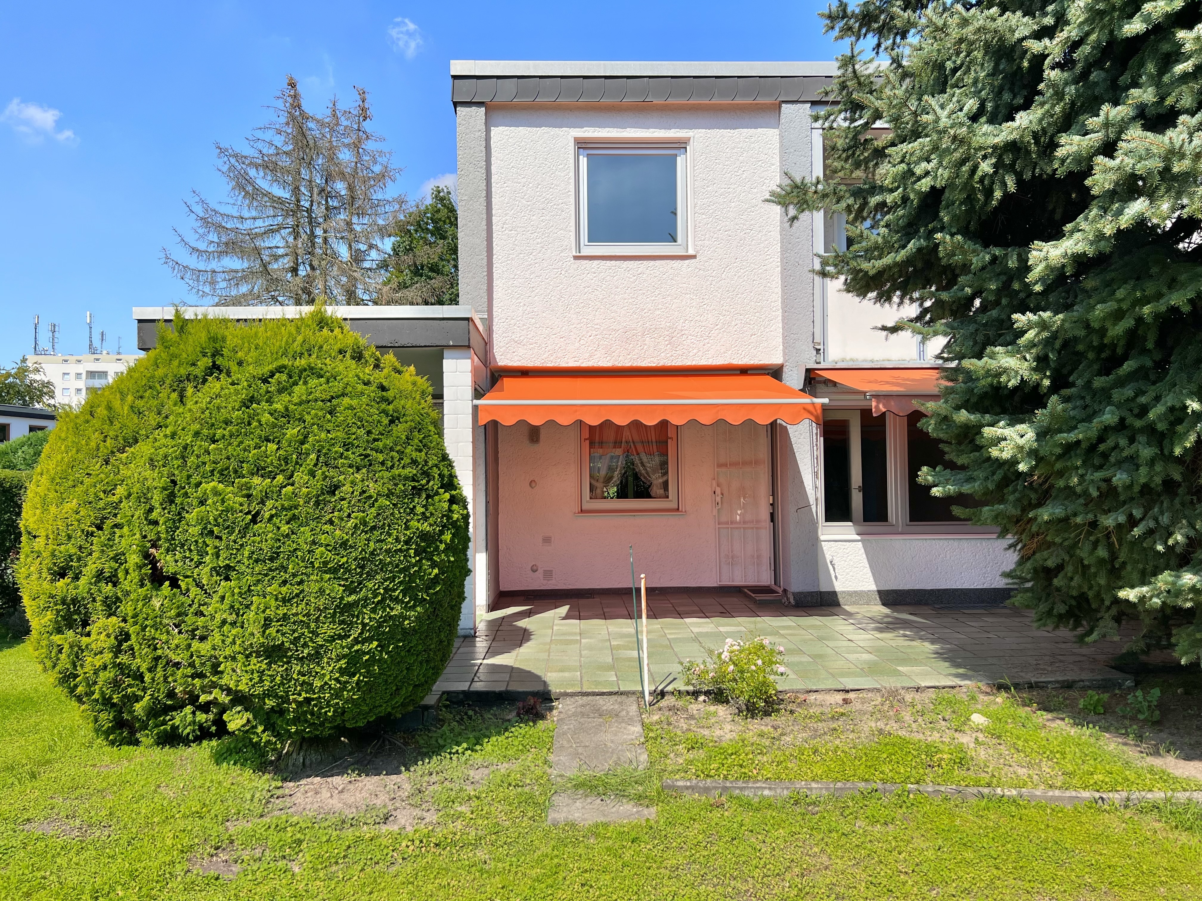 🍁 DER HERBST ERWACHT 🍁  Familienfreundliches Reihenendhaus auf großem Grundstück in Langen!
