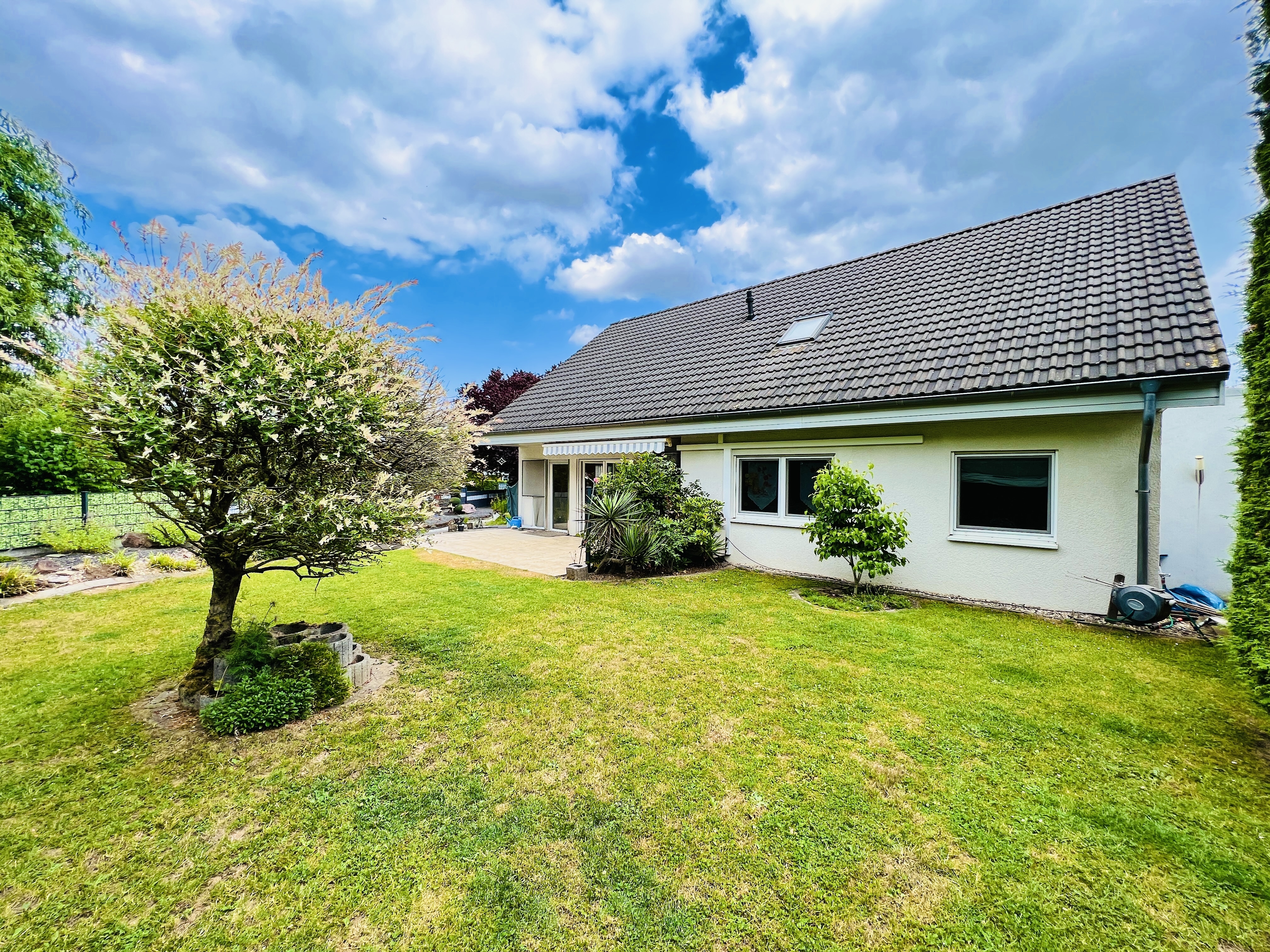 AM RANDE DER FELDER - Barrierefreies Traumhaus am Feldrand mit eigenem Koi-Teich!