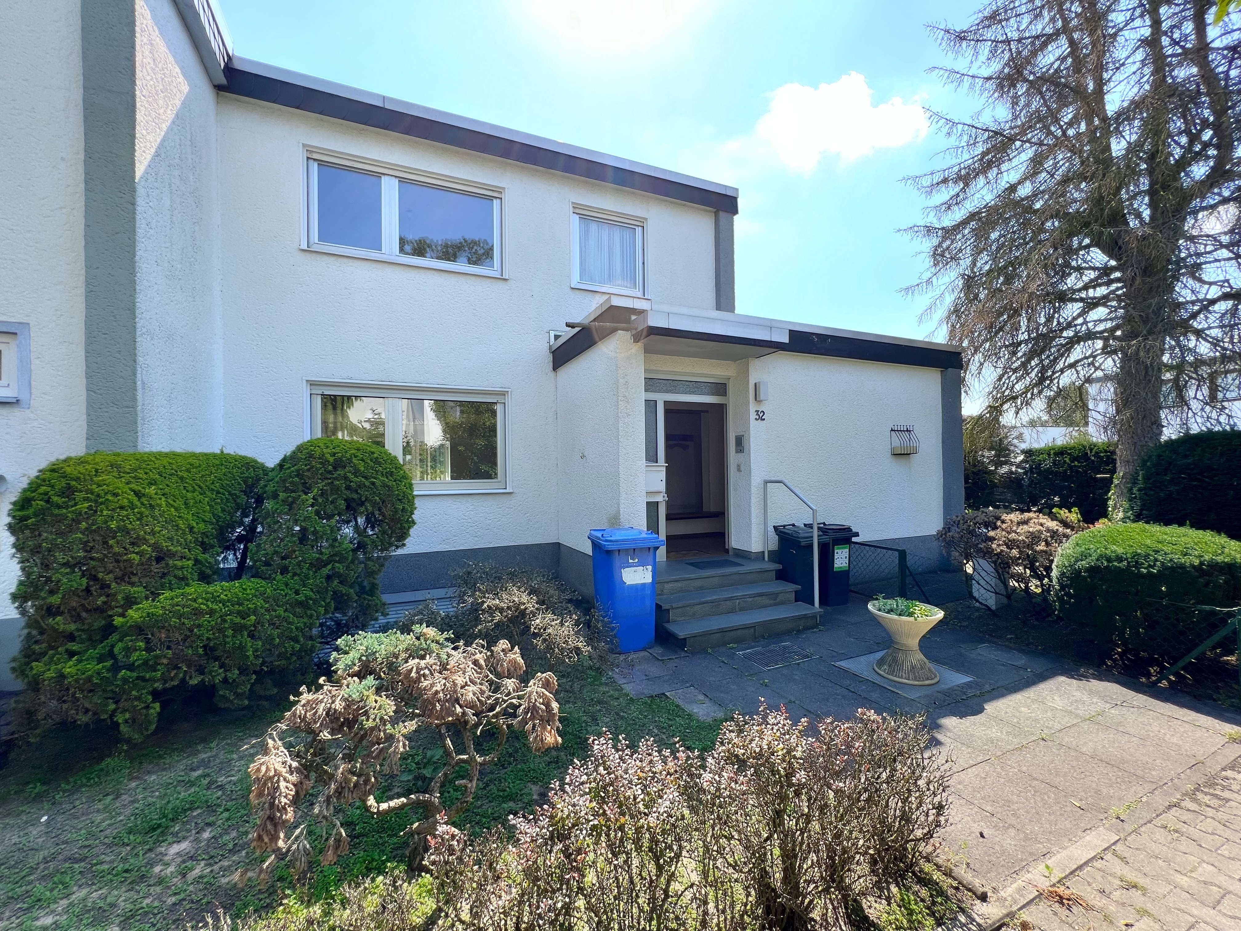 🍁 DER HERBST ERWACHT 🍁  Familienfreundliches Reihenendhaus auf großem Grundstück in Langen!