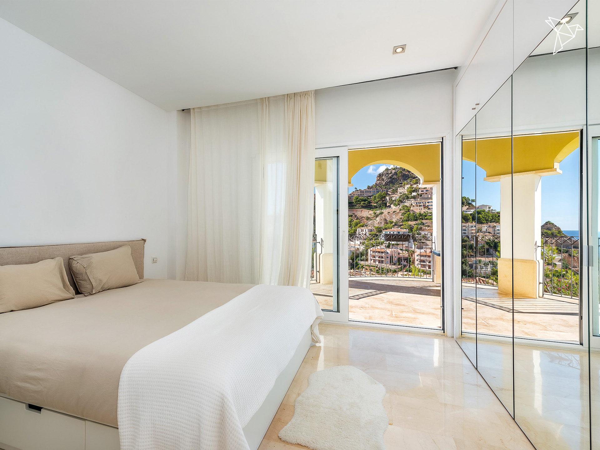 TRAUMHAFTER AUSBLICK 🌊 Modernes Apartment mit Privatgarten und Pool in Port Andratx Mallorca!