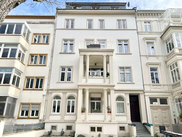 BLICK ÜBER DIE DÄCHER 🌟 Sanierte 4-Zimmer-Wohnung im Herzen Wiesbadens!