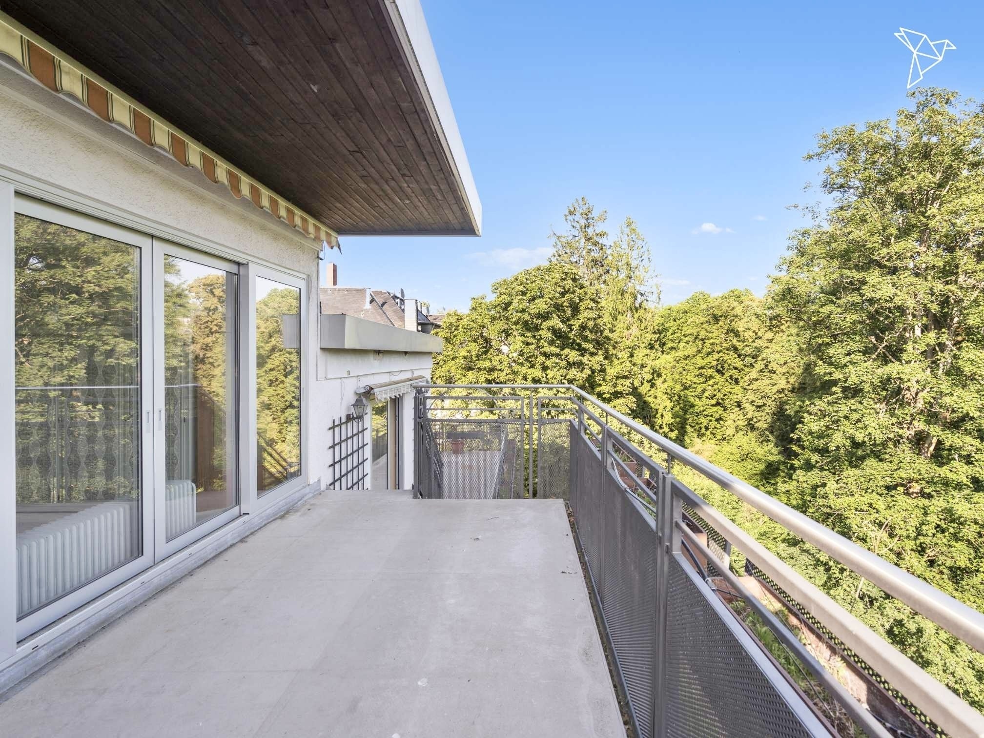 ÜBER DEN DÄCHERN AM KURPARK 🏛️🌿 Stilvolles Penthouse mit Ausblick & Rundumterrasse in Wiesbaden!