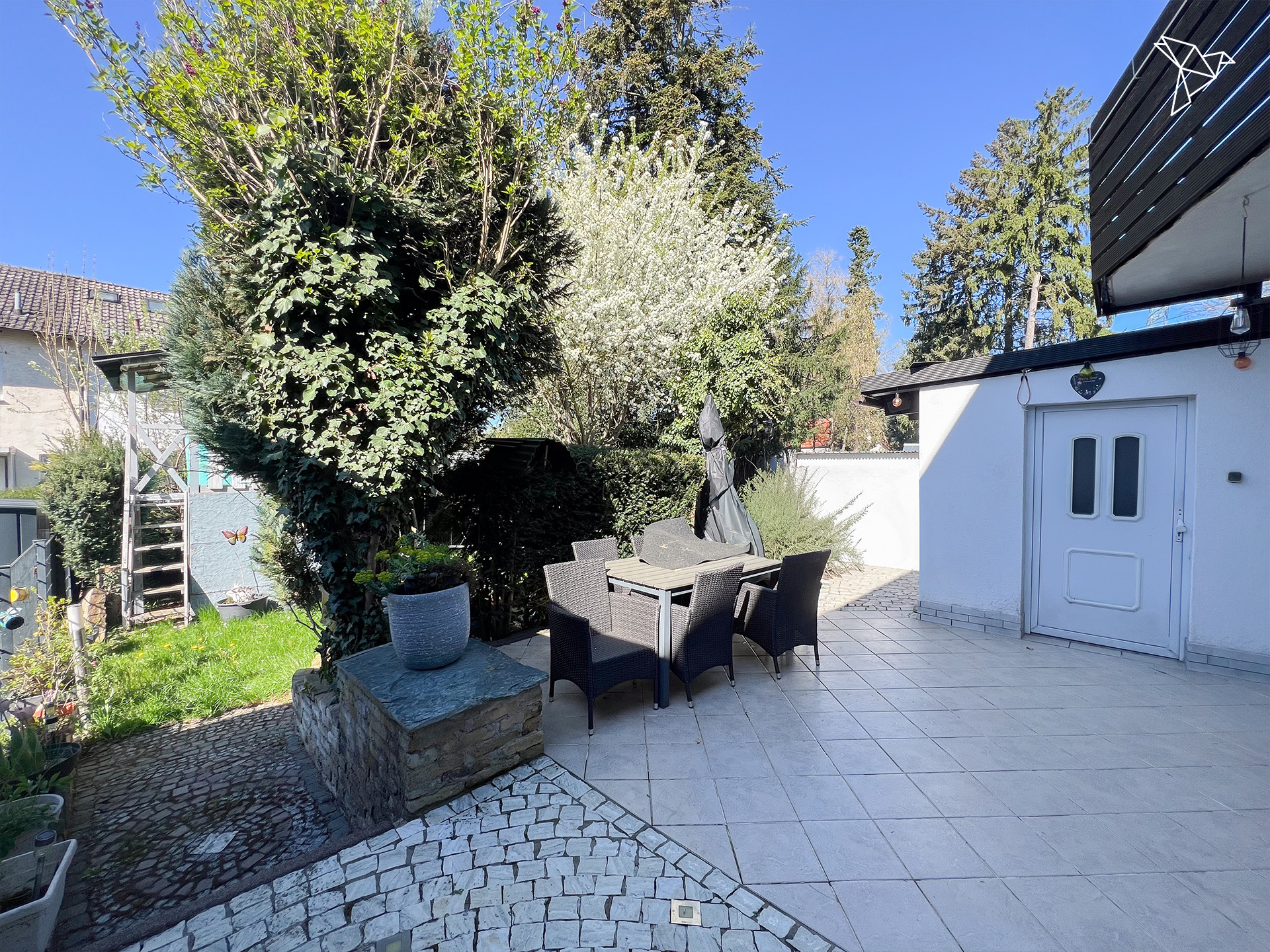 WO ALLTAG AUF LEBENSGEFÜHL TRIFFT ✨ Einladendes Reiheneckhaus mit Garten in Frankfurt am Main!