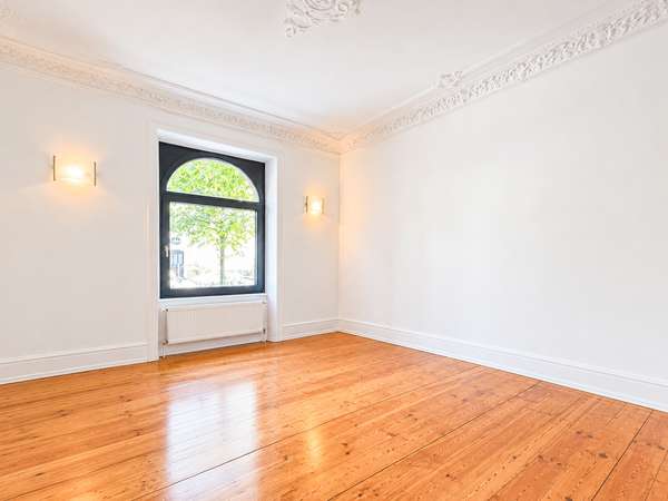 Elegante Erdgeschosswohnung mit historischem Deckenstuck in Sachsenhausen