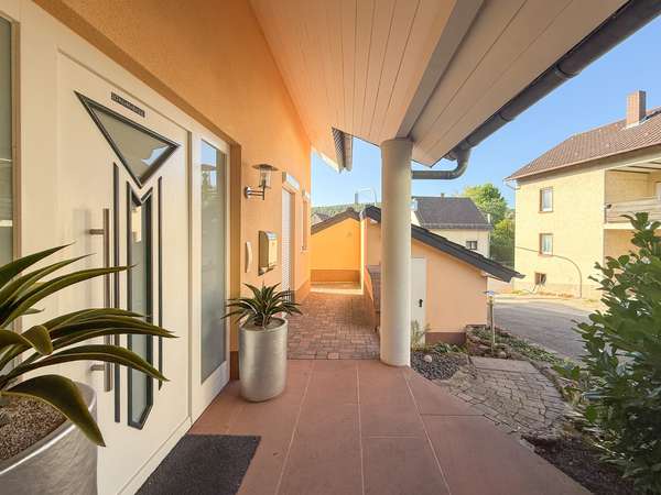 Elegantes Einfamilienhaus mit mediterranen Außenbereich in Bammental