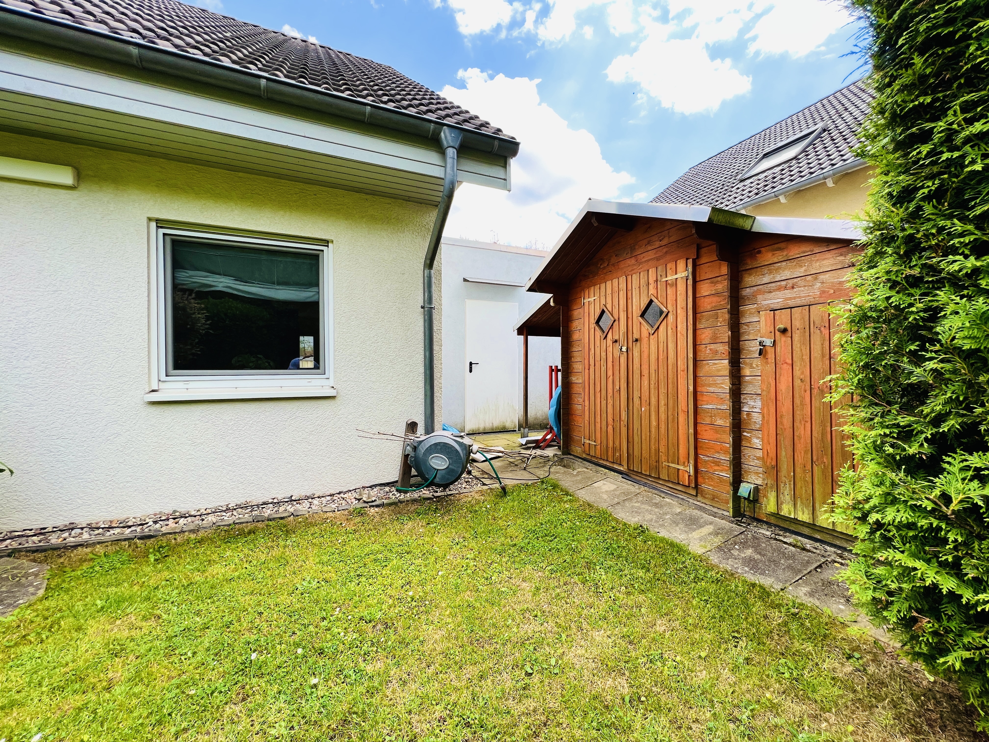 AM RANDE DER FELDER - Barrierefreies Traumhaus am Feldrand mit eigenem Koi-Teich!