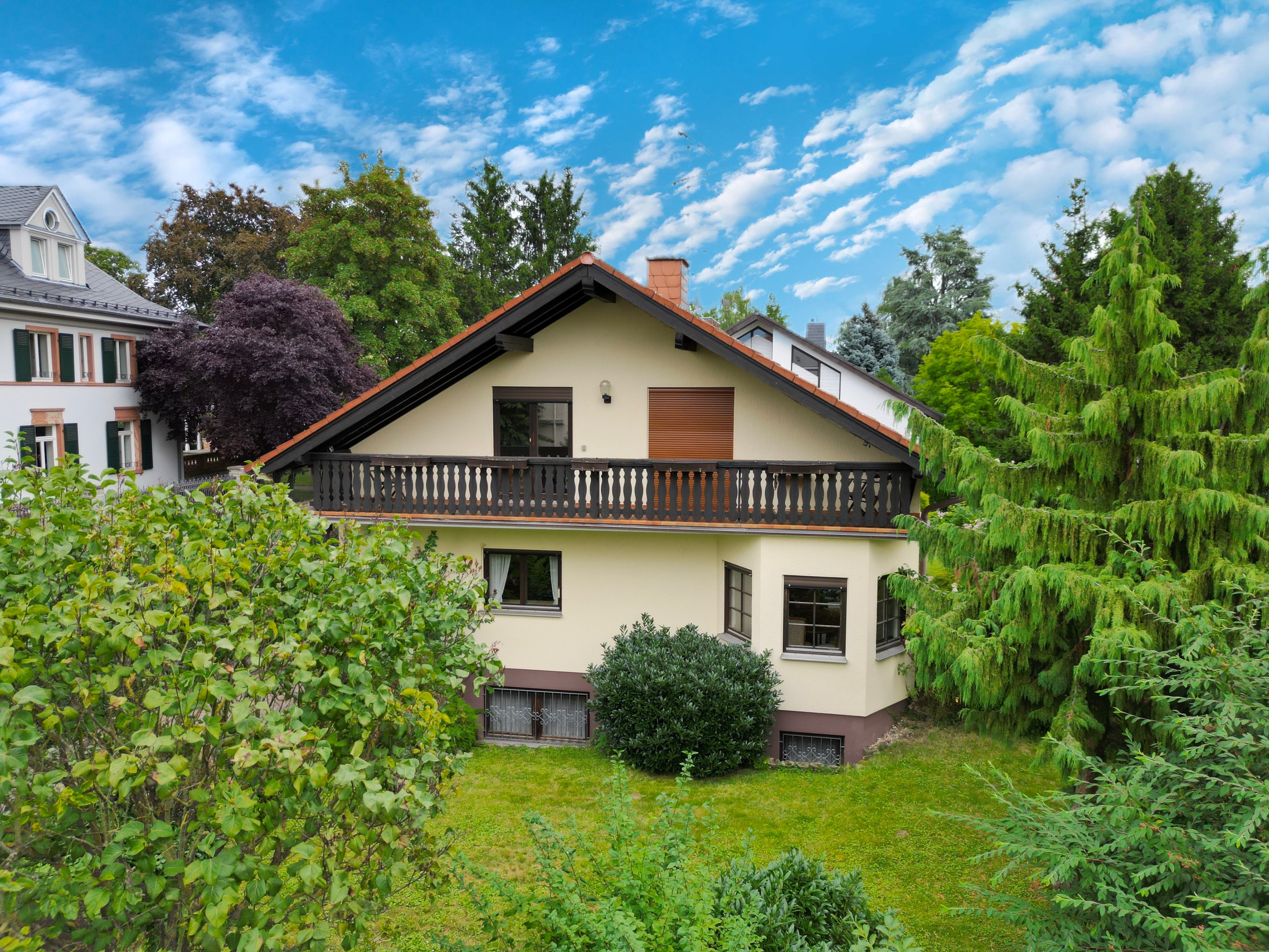 FRANKFURTER FAMILIENTRAUM - Freistehendes Einfamilienhaus mit großem Garten in ruhiger Lage!
