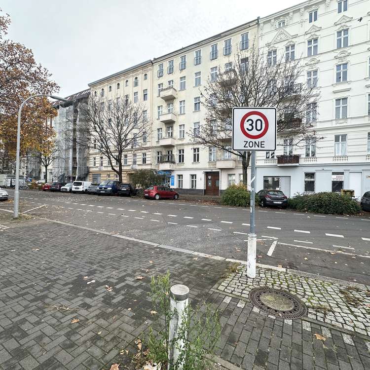 Stephankiez: Vacant two-room apartment with approx. 45m²