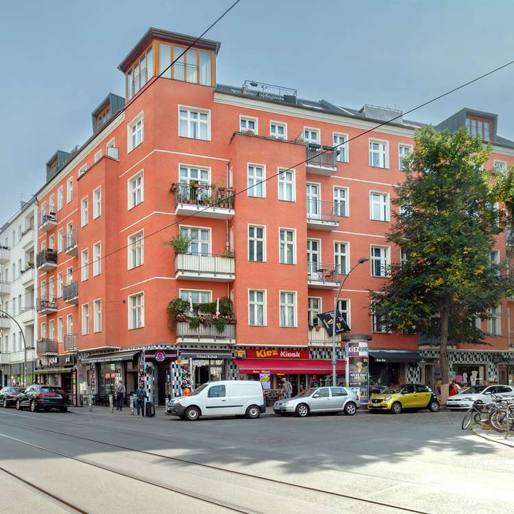 Mitten im Simon-Dach-Kiez: Helle, großzügige Altbauwohnung mit Balkon