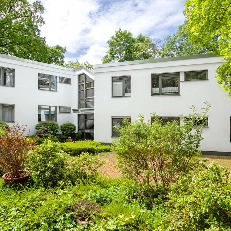 Ground floor apartment with sunny terrace and garage in Zehlendorf
