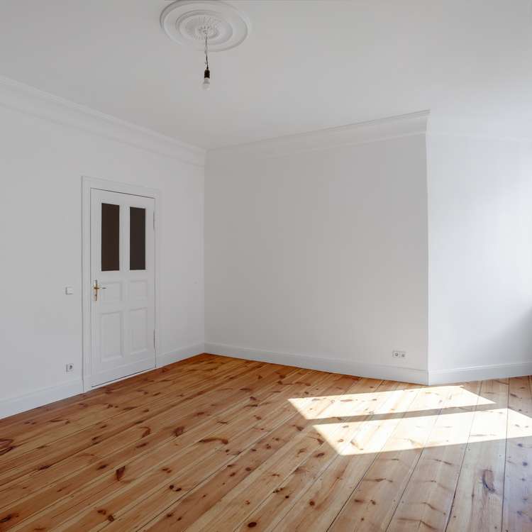 Bezugsfreie 3-Zimmer-Wohnung in Rigaer Straße. Hohe Decken, Dielenböden, Altbauflair.
