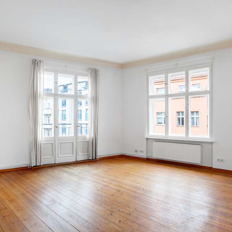 Simon-Dach-Kiez: Große Vorderhauswohnung mit Balkon und Aufzug