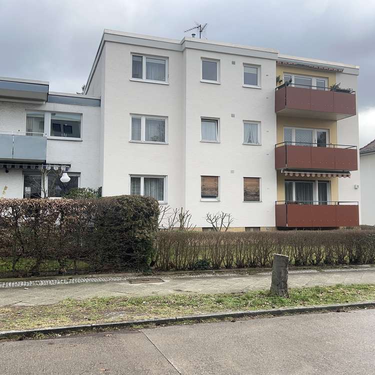 Berlin-Zehlendorf: Attractive investment property with approx. 75m² of floor space, balcony, and parking space
