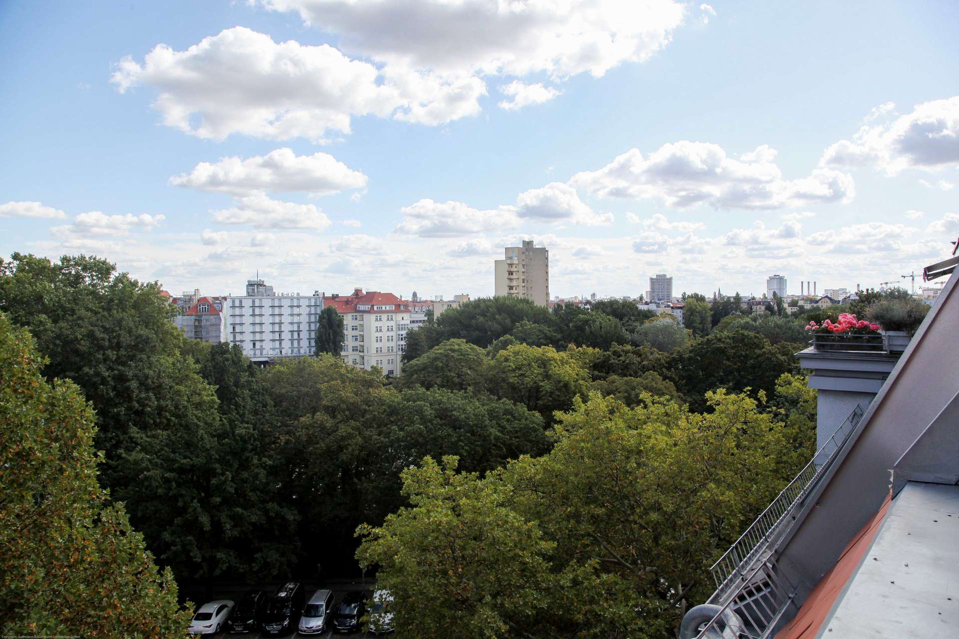 Investment BerlinCharlottenburg. Front building apartment with two