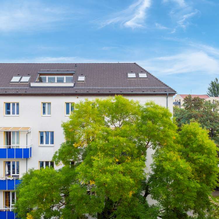 High up, quiet, central: 2-room flat on Invalidenstraße