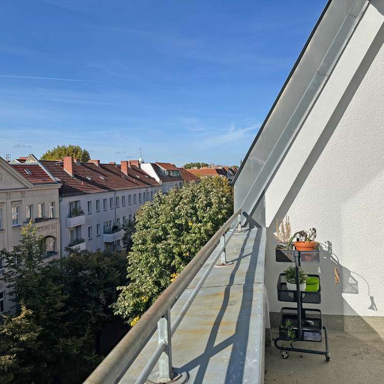 Alt-Treptow: Helle und gut geschnittene Dachgeschosswohnung mit Südwest-Terrasse