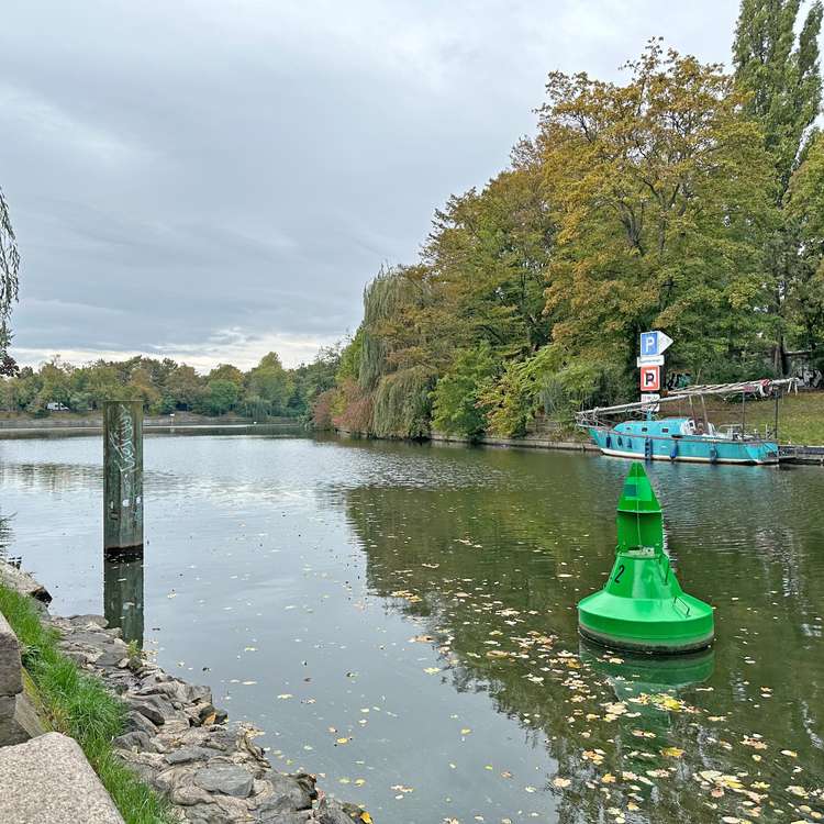 Dreiländereck in direkter Wassernähe: Dachgeschossrohling mit Hammer Ausblick