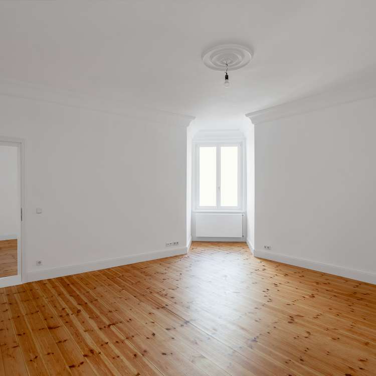 Bezugsfreie 3-Zimmer-Wohnung in Rigaer Straße. Hohe Decken, Dielenböden, Altbauflair.