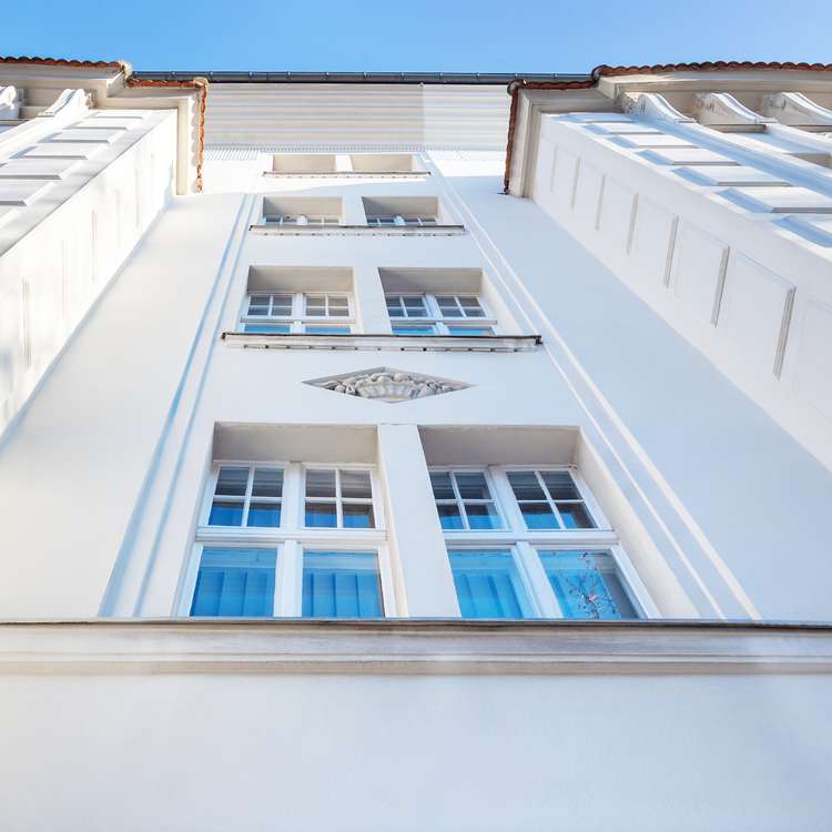 Near Kurfürstendamm: Elegant 4- room old building apartment with balcony and elevator, barrier-reduced access