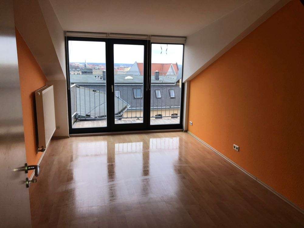 Helle Dachgeschoss - Wohnung mit 2 Zimmern im Herzen unserer Salzstadt!