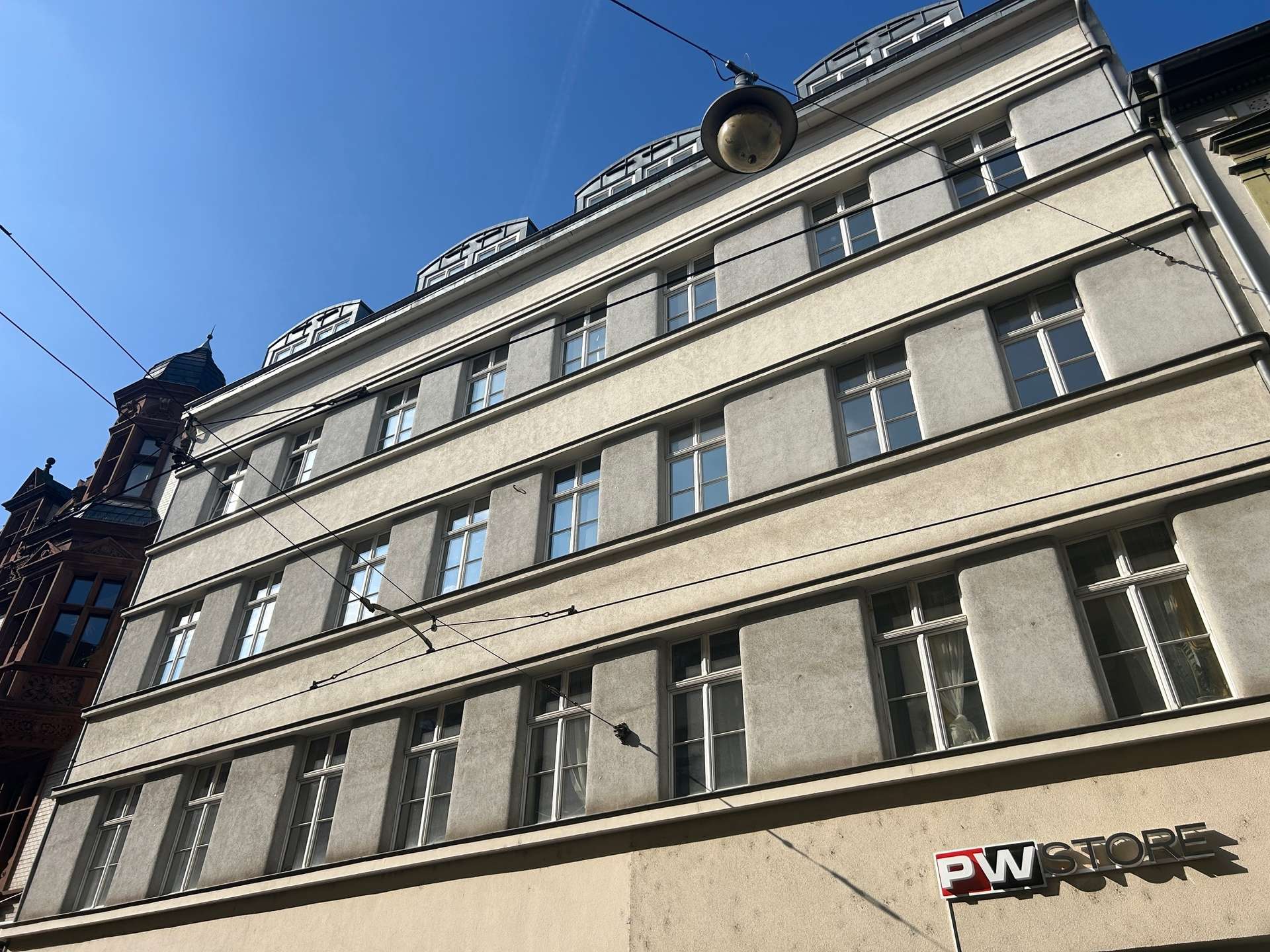 Helles Apartment mit Einbauküche und bodentiefem Fenster mitten in der City!