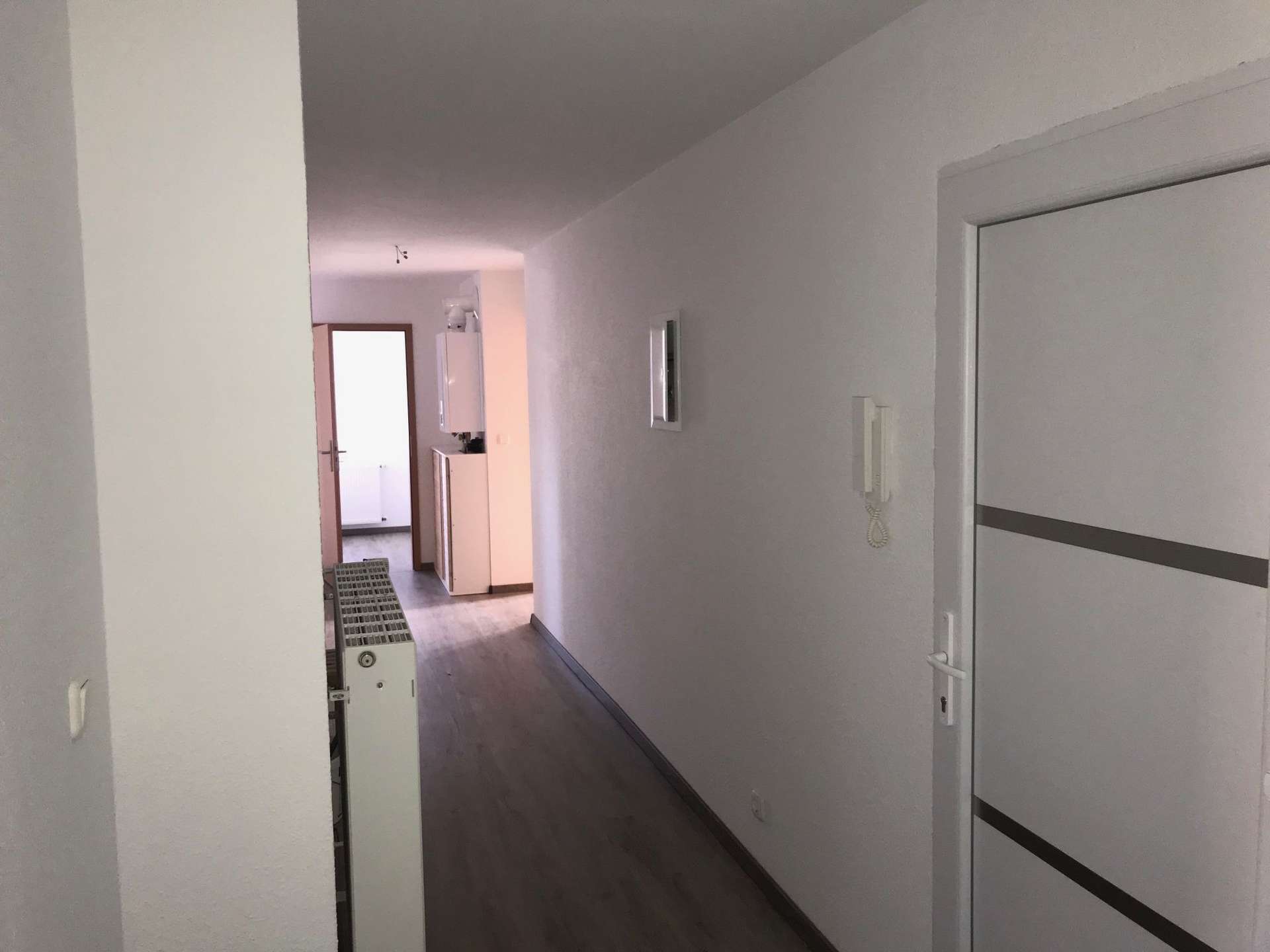 Direkt an der Elsteraue, Dachgeschosswohnung mit Eckwanne, Einbauküche und Abstellraum!