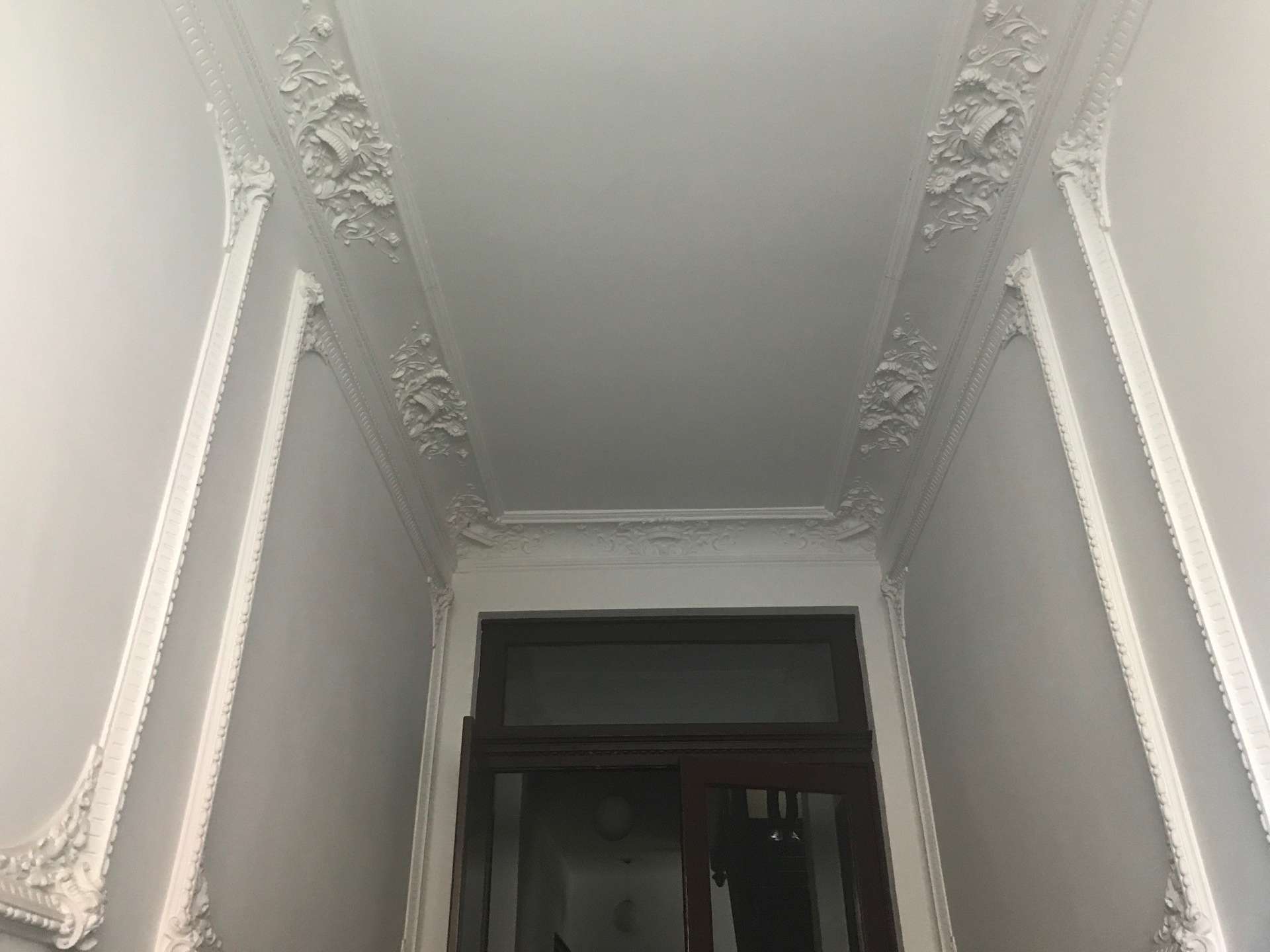 Helle Dachgeschosswohnung mit Sichtbalken und Badewanne!